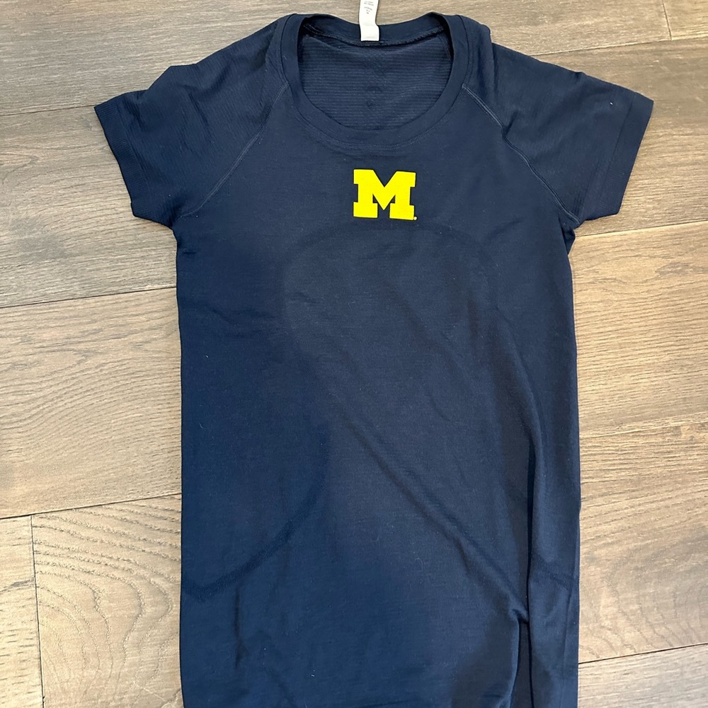 New without tags Michigan U of M lululemon navy swiftly tech tee shirt. Size 4